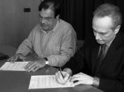 Image: The Mayor of Cass and Josep Carreras signing the agreement. Photo: La Vanguardia